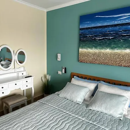 Lovely 4 Bedroom On Playa De Las Americas Apartment *